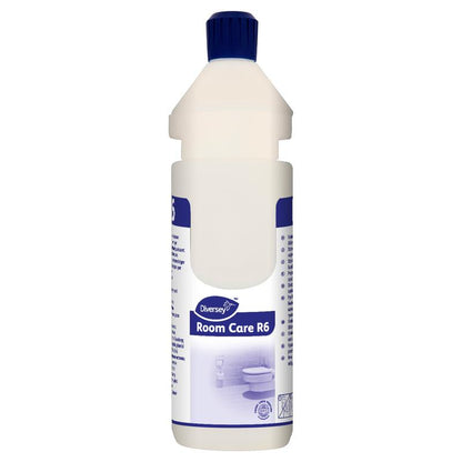 De witte, herbruikbare "Room Care R6 Plus fles, leeg" van Diversey Deutschland GmbH & Co. OHG heeft een blauwe dop en een blauw-wit etiket dat rechtop staat en bedrukt is - ideaal voor elk reinigingssysteem.