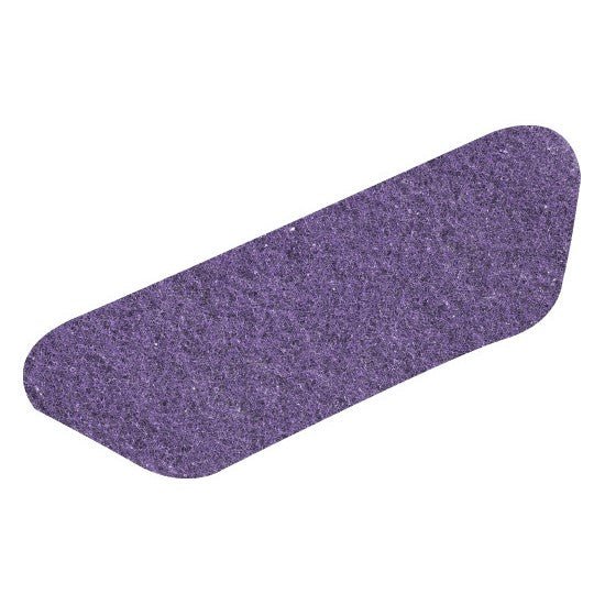 Een enkele Twister S-Pad Lila (45x15 cm) van Diversey Deutschland GmbH & Co. OHG voor de tussentijdse reiniging van gecoate harde vloeren, middel- tot hoogglanzend, is geïsoleerd op een witte achtergrond afgebeeld. De verpakking bevat 1 stuk.