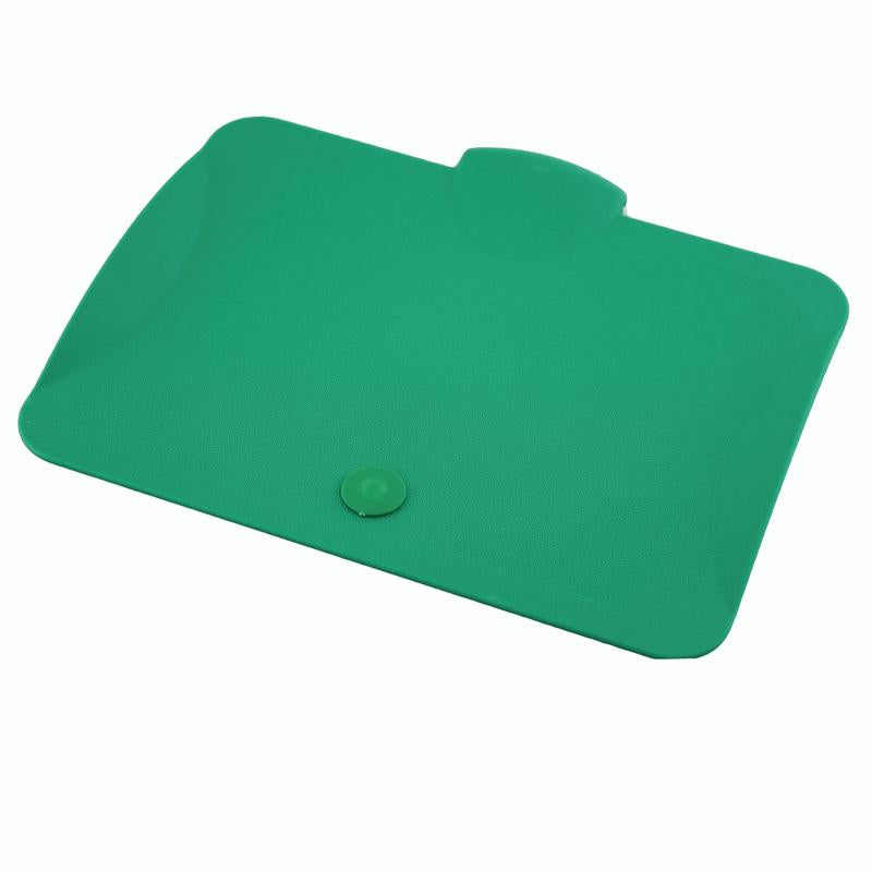 Der TASKI Deckel für 7 l Eimer von Diversey Deutschland GmbH & Co. OHG ist passend für 7- und 12-Liter-Eimer. Er hat ein flaches, grünes Kunststoffdesign mit abgerundeten Ecken, einen erhöhten Knopf am Rand und eine halbrunde Lasche oben.