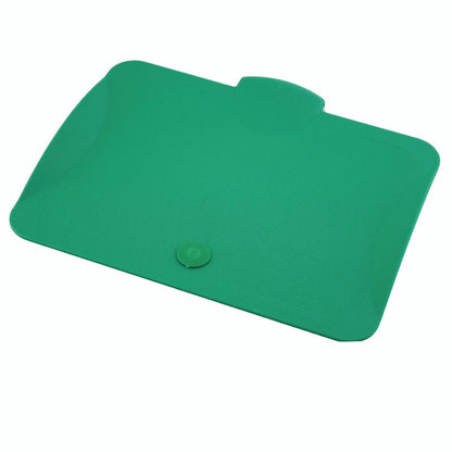 De TASKI deksel voor 7 l emmer van Diversey Deutschland GmbH & Co. OHG is geschikt voor 7- en 12-liter emmers. Hij heeft een plat, groen kunststof ontwerp met afgeronde hoeken, een verhoogde knop aan de rand en een halfrond lipje bovenaan.