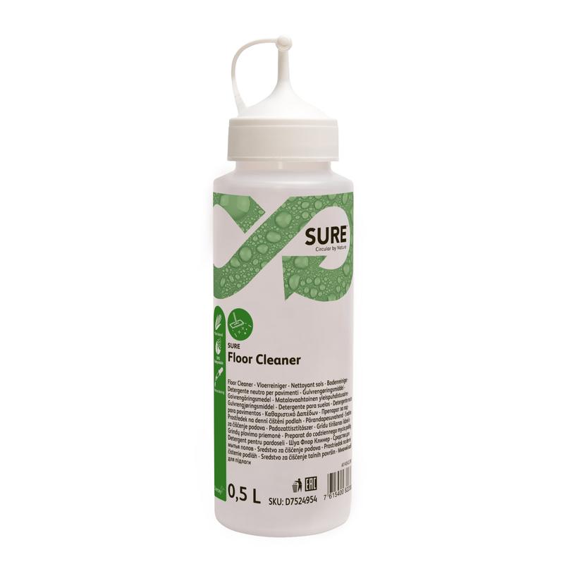 Een 0,5L SURE Floor Cleaner doseerfles van Diversey Deutschland GmbH & Co. OHG met een witte dop/tuit en een groen etiket met doseerinstructies en een bladmotief. Deze milieuvriendelijke reiniger maakt gebruik van een plantaardige formule voor effectieve reiniging.