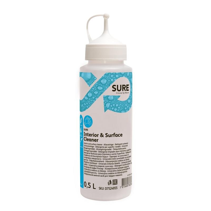 Een witte 0,5 liter SURE Interior & Surface Cleaner doseerfles van Diversey Deutschland GmbH & Co. OHG staat rechtop met zijn blauwe ontwerp en de flip-top sluiting tegen een eenvoudige witte achtergrond en symboliseert hygiënische reinheid.