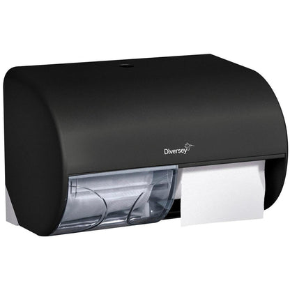 De "Horizontale Dubbele Toiletrolhouder" van Diversey Deutschland GmbH & Co. OHG is een zwarte wandhouder met een transparante onderkant, die twee toiletrollen en de merknaam aan de voorkant toont, waarbij het papier zichtbaar is in de uitgiftesleuf.