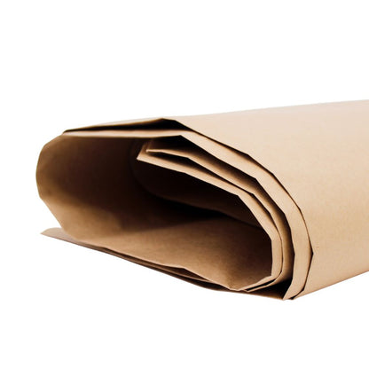 Close-up DEISS papieren zak van 120 liter van EMIL DEISS KG (GmbH + Co.): meerdere gladde, onbeschreven bruine kraftpapieren zakken (25-pack), gedeeltelijk opgerold en gestapeld met zichtbare randen.