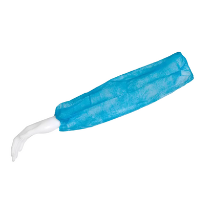 De arm van een witte etalagepop is uitgerust met een blauwe AMPri MED-COMFORT PP mouwbeschermer 44 x 22 cm van AMPri Handelsgesellschaft mbH. De loszittende mouw van polypropyleen bedekt de arm van de schouder tot de pols en is aan beide uiteinden met elastieken bevestigd. Het staat op een eenvoudige witte achtergrond.