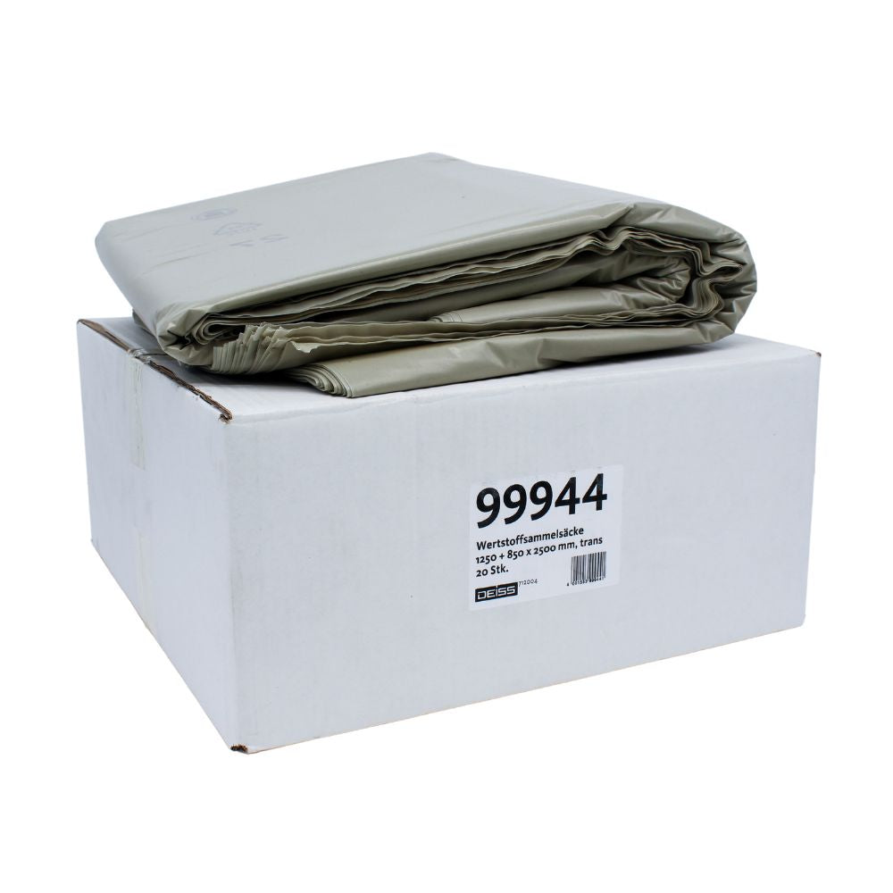 Een netjes gevouwen groene zeil, scheurvast en herbruikbaar, ligt op een witte rechthoekige doos. Op de doos bevindt zich een etiket met de tekst "DEISS afvalinzamelzak type-100, 99944, 2500 liter – 2500 liter | Doos (20 zakken)" en een aanvullende tekst met informatie over de grootte en het gewicht van de inhoud.