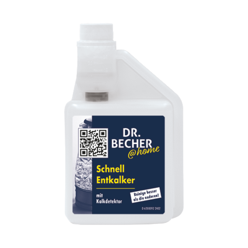Een witte fles met het etiket „DR.BECHER @home Snel Ontkalker | Fles (500 ml)“. Het etiket toont een QR-code, de productnaam in gele letters en een afbeelding van een waterkoker. De fles heeft een geïntegreerde maatbeker om uit te schenken en belooft materiaalvriendelijk te zijn.