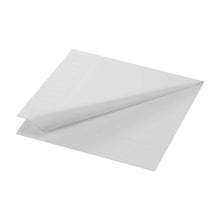 Eine Zelltuchserviette der Duni GmbH in den Maßen 33 x 33 cm in weiß mit 1/4 Falz liegt flach mit einer hochgezogenen Ecke. Ihre glatte Struktur lässt ihre 2-lagige Stärke erkennen.