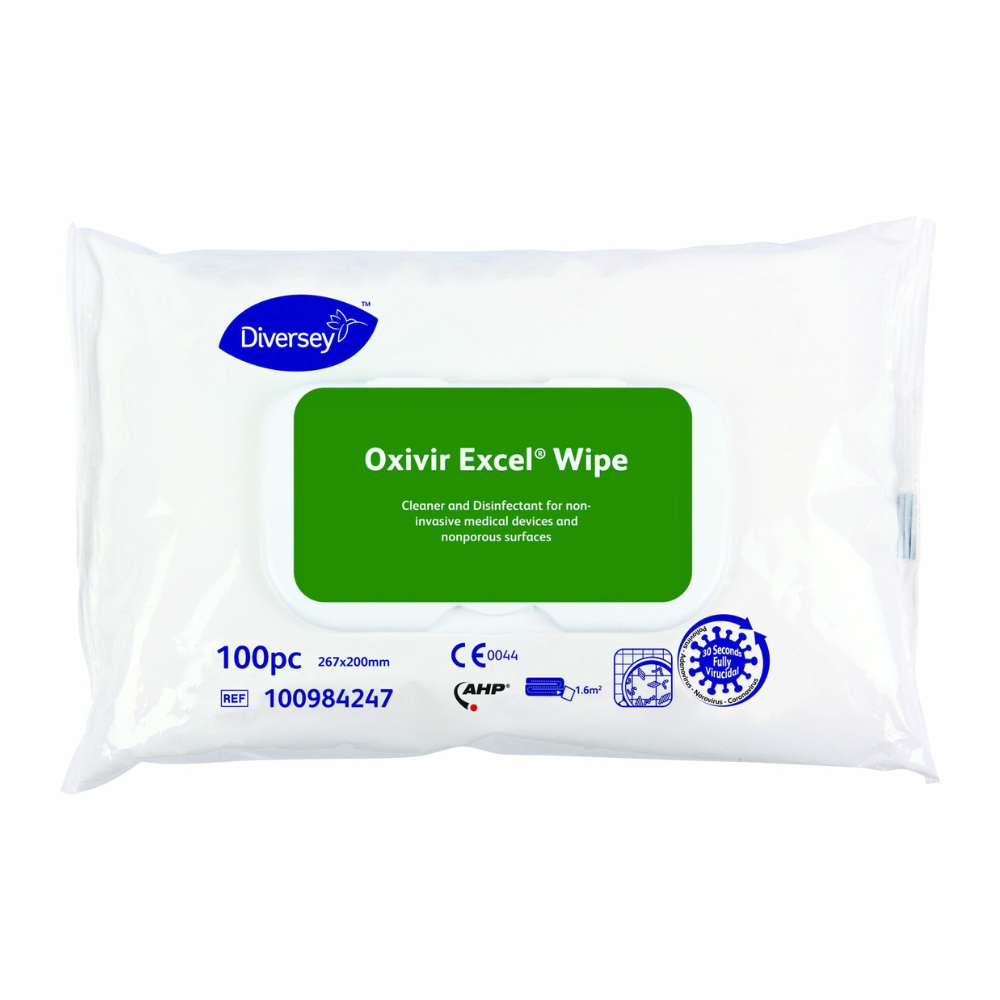 Een verpakking Diversey Oxivir® Excel Wipe desinfectiedoekjes met een breed werkingsspectrum, gemarkeerd met groene verpakking, bevat 100 doekjes. Het onderscheidt zich door de AHP-formulering, die bedoeld is voor de reiniging en desinfectie van niet-invasieve medische apparaten en niet-poreuze oppervlakken.
