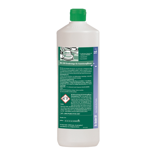 Een witte plastic fles met een groene dop. Op het etiket staat een groen-witte tekst met veiligheids- en productinformatie, een groene afbeelding van een auto en diverse gevaarsymbolen. Ideaal voor het reinigen is Dr. Becher BO 330 Grondreiniger voor porseleinen tegels van Dr. Becher GmbH.