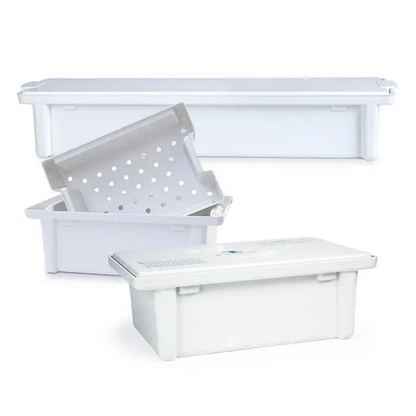 Uitgestald zijn vier witte kunststofcontainers en -deksels; een daarvan is een instrumentenbak van Dr. Schumacher GmbH (uitlopend artikel: 1 stuk), die lijkt op een medisch instrumentenrek, met een geperforeerd zeef en een gesloten container op de voorgrond.