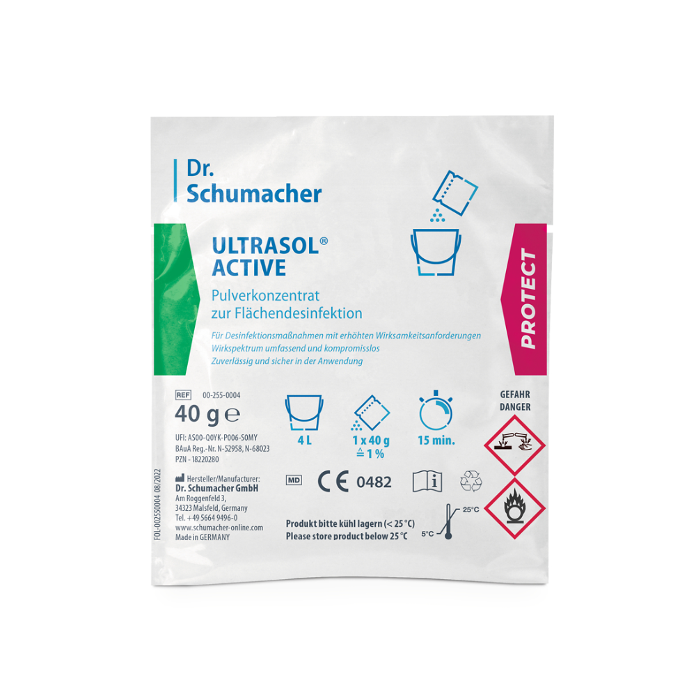 Een verpakking Dr. Schumacher Ultrasol® Active Oppervlaktedesinfectie van Dr. Schumacher GmbH bevat poederconcentraat voor oppervlaktedesinfectie. De witte verpakking met groene en roze accenten bevat tekst en symbolen die aangeven dat deze 40 gram poederconcentraat voor oppervlaktedesinfectie bevat en onder 25 °C bewaard moet worden. Op de verpakking zijn ook gevaarsymbolen aanwezig.