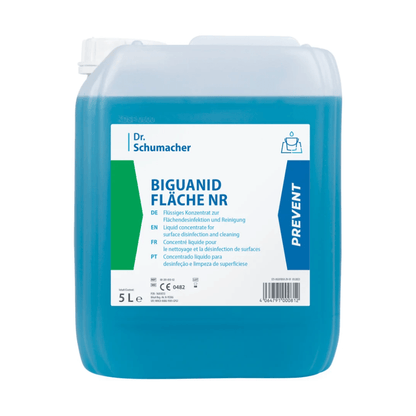 Een 5L Dr. Schumacher Biguanid Flächen NR Oppervlaktedesinfectie Vloeistofconcentraat van Dr. Schumacher GmbH met een doorschijnend blauwe formule voor effectieve desinfectie en reiniging, met meertalige productdetails op het etiket.