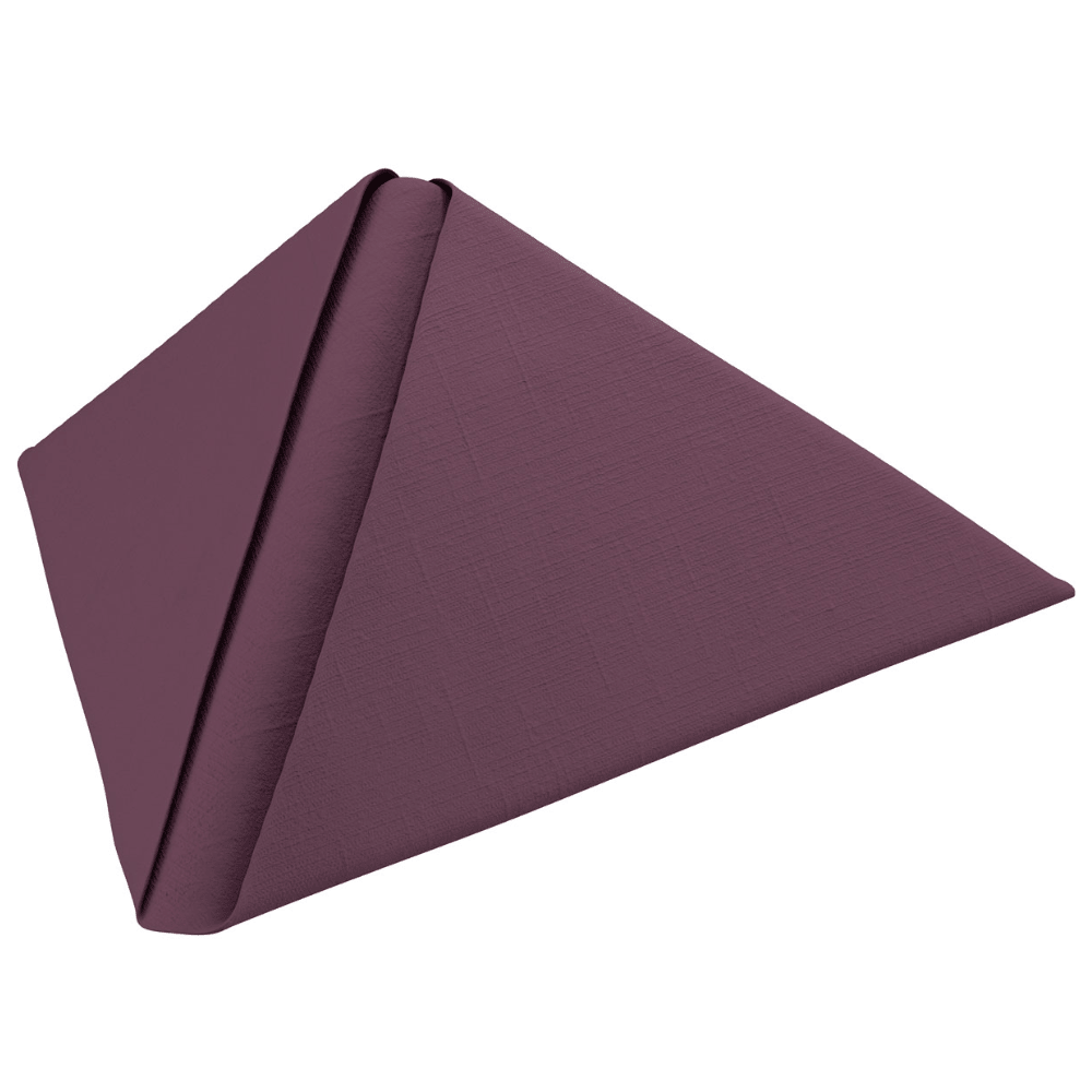 Een gevouwen servet in piramidevorm staat rechtop. Dit Dunilin®-servet van Duni GmbH is uitgevoerd in een effen mauve kleur met een subtiel structuurpatroon, biedt de elegantie van een stofachtige wegwerpservet en is volledig composteerbaar. De verpakking bevat 45 stuks met de afmetingen 40 x 40 cm.