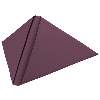 Een gevouwen servet in piramidevorm staat rechtop. Dit Dunilin®-servet van Duni GmbH is uitgevoerd in een effen mauve kleur met een subtiel structuurpatroon, biedt de elegantie van een stofachtige wegwerpservet en is volledig composteerbaar. De verpakking bevat 45 stuks met de afmetingen 40 x 40 cm.