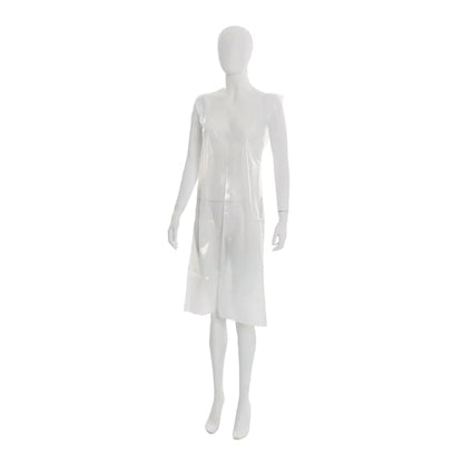 Een witte etalagepop draagt een transparante, mouwloze, knielange kunststofvest (wegwerpschort light, 75 x 125 cm van AMPri Handelsgesellschaft mbH), ideaal voor hygiënische bescherming in de voedselverwerking. De achtergrond is effen wit.