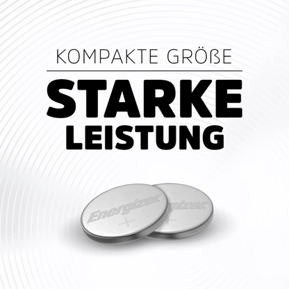 Twee Energizer knoopcellen CR 2025 3V 163 mAh lithium | Verpakkingen (12 stuks) van Energizer Deutschland GmbH worden getoond op een witte achtergrond met cirkelvormige golven. Boven de batterijen staat in het Duits 'Compact formaat, sterke prestaties'.