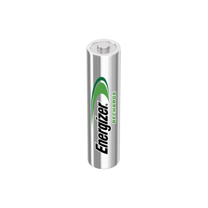 Een enkele zilverkleurige oplaadbare Energizer Power Plus AAA Micro LR03 700 mAh | Verpakking (10 stuks)-batterij van Energizer Deutschland GmbH staat rechtop voor een eenvoudige witte achtergrond. De merknaam 'Energizer Deutschland GmbH' en het woord 'Recharge' zijn in zwarte en groene letters op de 700 mAh-batterij gedrukt.