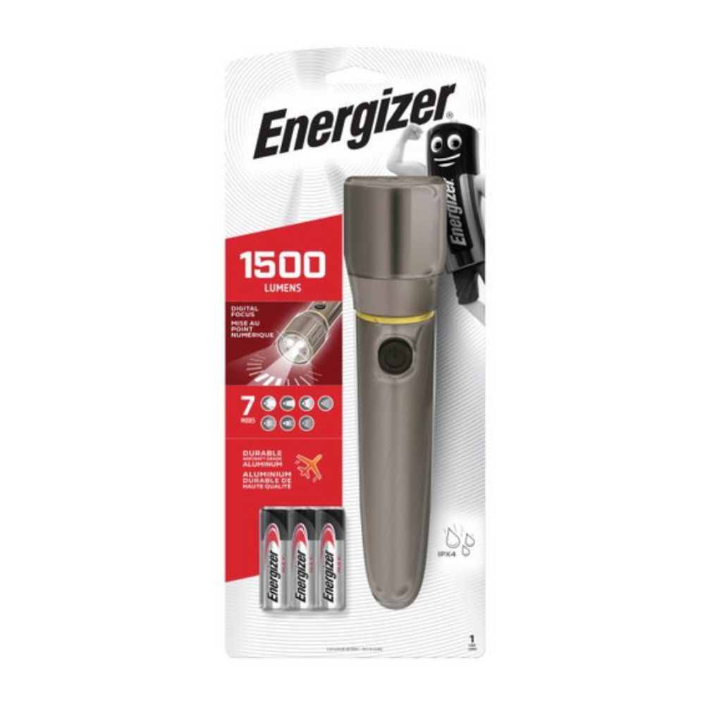 De verpakking van de Energizer zaklamp Vision HD metal 6AA van Energizer Deutschland GmbH benadrukt zijn indrukwekkende eigenschappen, waaronder een helderheid van 1500 lumen en de levering van twee Energizer-batterijen. Tot de belangrijkste specificaties behoren de digitale focustechnologie, een opmerkelijke straalafstand van 230 meter, een robuuste aluminium behuizing en een IPX4-classificatie voor betrouwbare spatwaterbescherming.