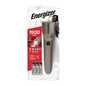 De verpakking van de Energizer zaklamp Vision HD metal 6AA van Energizer Deutschland GmbH benadrukt zijn indrukwekkende eigenschappen, waaronder een helderheid van 1500 lumen en de levering van twee Energizer-batterijen. Tot de belangrijkste specificaties behoren de digitale focustechnologie, een opmerkelijke straalafstand van 230 meter, een robuuste aluminium behuizing en een IPX4-classificatie voor betrouwbare spatwaterbescherming.