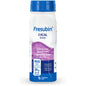 Eine 200-ml-Flasche Fresubin 2 kcal Drink der Fresenius Kabi Deutschland GmbH, Geschmacksrichtung Waldfrüchte, mit blauem Verschluss und Etikett, liefert 400 kcal und 20 g Eiweiß pro Portion und ist als energiereich und eiweißreich gekennzeichnet.