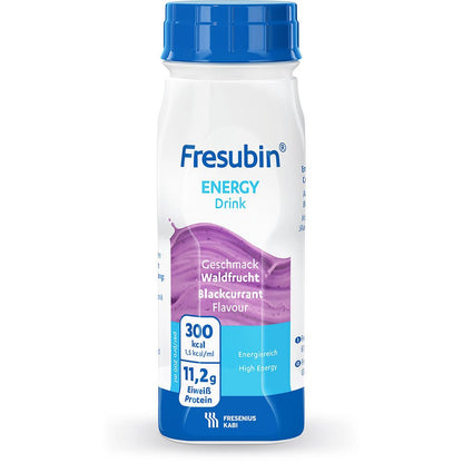 Een 200 ml fles Fresubin Energy Drink van Fresenius Kabi Deutschland GmbH, smaak zwarte bes, met blauwe dop. De meestal witte fles met paarse en blauwe accenten levert 300 kcal en 11,2 g eiwit per fles, aangeduid als High Energy.