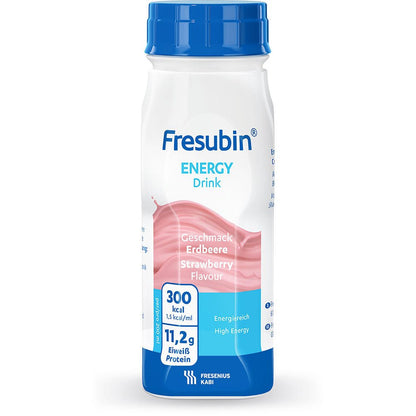 Een 200 ml fles Fresubin Energy Drink van Fresenius Kabi Deutschland GmbH in de smaak aardbei met blauwe dop levert 300 kcal en 11,2 g eiwit per fles. Het energierijke etiket is in het Duits en Engels.