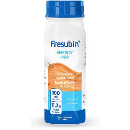 Een 200 ml fles Fresubin Energy Drink van Fresenius Kabi Deutschland GmbH, smaak tropisch fruit, met blauwe dop, levert 300 kcal en 11,2 g eiwit per fles. Het etiket is zowel in het Duits als in het Engels.