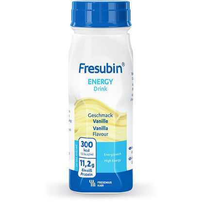 200 ml plastic fles Fresubin Energy Drink (Vanille) van Fresenius Kabi Deutschland GmbH met blauwe dop en etiket met 300 kcal en 11,2 g eiwit per portie in het Duits en Engels, staand op een witte achtergrond.