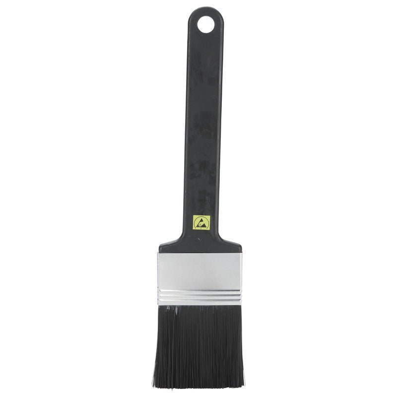 De ESD PLATTE KWAST, NYL. 6.0 ZWART ø0,30MM ZACHT van Haug Bürsten KG heeft een zwarte handgreep met ophanggat, een platte zilveren bus en zachte zwarte haren - ideaal voor het reinigen van elektronica - op een witte achtergrond.