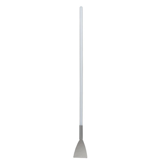 De SPATEL MET LANGE STEEL, ROESTVRIJ STAAL, STEEL PA, 1130 x 100 x 15 van Haug Bürsten KG beschikt over een witte steel en een plat, driehoekig blad van roestvrij staal – een onmisbaar stuk gereedschap voor de gipsplaatbouw, dat nauwkeurig werk mogelijk maakt, afgebeeld tegen een eenvoudige witte achtergrond.