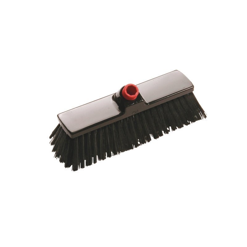 De IN-UP HOF-U.GARAGENBESEN van Haug Bürsten KG heeft stijve zwarte polyesterborstels en een rechthoekig kunststof lichaam (300x70x65mm) met een rode steelhouder - perfect als garagebezem voor de garage schoonmaak, afgebeeld op een witte achtergrond.