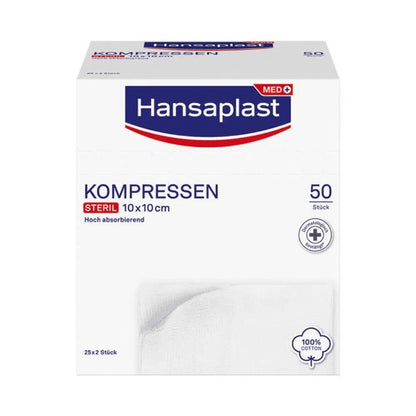 Een doos met uitlopend artikel: Hansaplast steriele kompressen 10x10 cm, 25 x 2 stuks (50 stuks) van Beiersdorf AG voor wondverzorging, in een meestal witte doos met blauwe en rode branding en een gevouwen witte kompres op de voorkant.