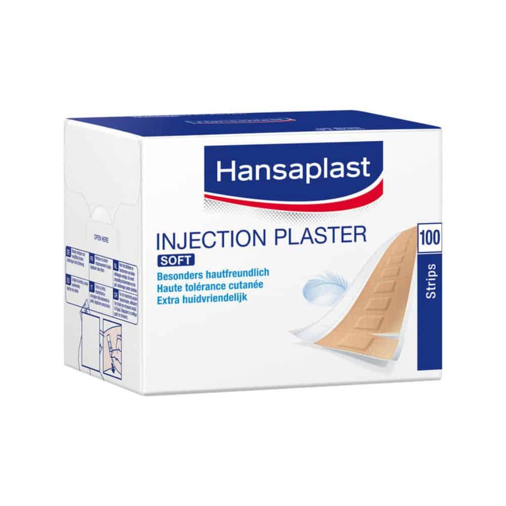 Een verpakking met 100 Hansaplast Soft injectiepleisters (4 x 1,9 cm) van Beiersdorf AG voor gevoelige huid, gemaakt van hypoallergeen materiaal. Wordt geleverd in witte en blauwe verpakking met meertalige tekst en pleisterafbeelding.