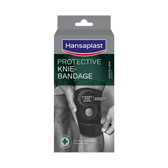 Vooraanzicht van een Hansaplast Protective-kniebandage van Beiersdorf AG, verstelbaar | Verpakking (1 stuk), met een foto van een persoon die de zwarte kniebandage draagt, en informatie over de stabiliteit in het Duits en Engels op de verpakking.