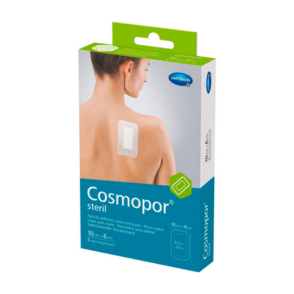 Een doos Hartmann Cosmopor® Steriel Wondverband-Hechtpleister. Daarop is een vrouw afgebeeld die een verband op haar schouder aanlegt voor postoperatieve wondverzorging. Op de verpakking staan de afmetingen vermeld en wordt vermeld dat het product steriel is.