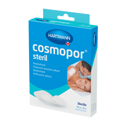 Een productafbeelding van een Paul Hartmann AG Hartmann Cosmopor® Steriel Wondverband - 5 stuks verbanddoos. De verpakking is blauw en wit en toont een foto van een vrouw die een man een verband aanlegt.