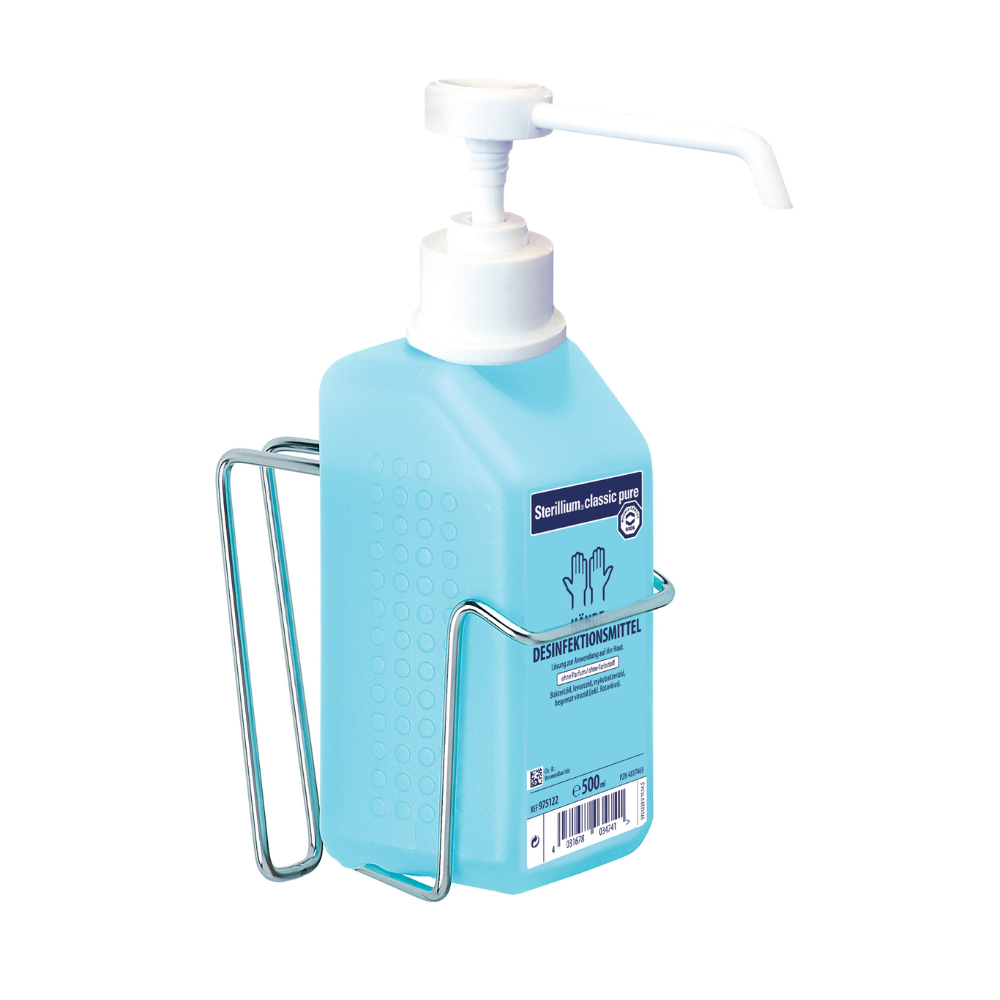 Een blauwe fles Sterillium Classic Pure handdesinfectiemiddel met pomp staat in een metalen Hartmann-flessenhouder voor BODE Eurospender 3 met gebogen beugel voor 1L fles | Stuk (1 stuk) van Paul Hartmann AG. Op de voorkant van de fles bevindt zich een etiket met tekst en een handsymbool. Het bevat 500 ml desinfectiemiddel, perfect voor hygiënegevoelige gebieden.