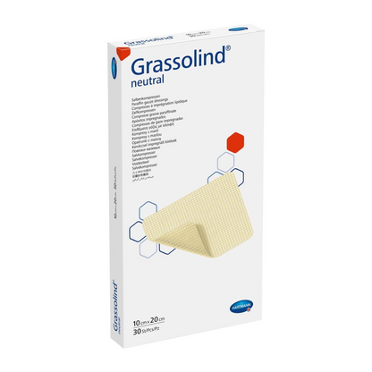 Een doos Hartmann Grassolind® zalfkompres, verschillende maten, een medisch wondverband, met belangrijke productinformatie en een afbeelding van het zalfkompres aan de voorkant. De verpakking is overwegend in wit gehouden.