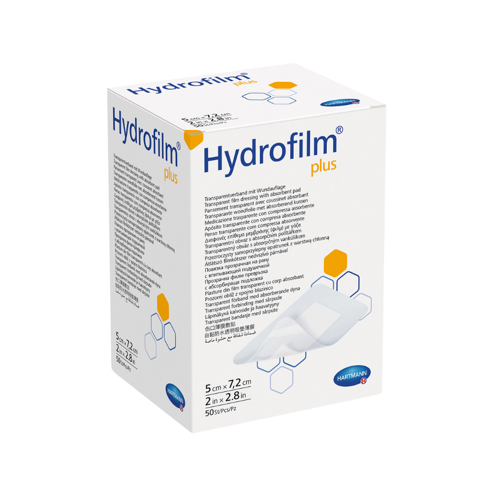 Een doos Paul Hartmann AG Uitloopartikel: Hydrofilm Plus 5x7,2cm, verpakking met 50 stuks, inclusief productinformatie en afbeelding van het transparante verband tegen een witte achtergrond.