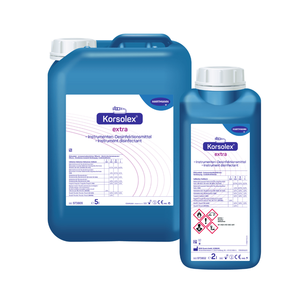Twee containers Hartmann Korsolex® extra instrumentendesinfectie van Paul Hartmann AG, één groot en één klein, blauw-wit gelabeld met uitgebreide gebruiks- en veiligheidsinstructies.
