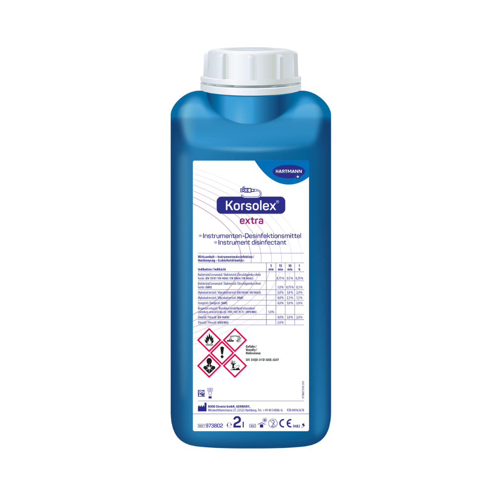 Een blauwe plastic fles met de opdruk "Hartmann Korsolex® extra instrumentendesinfectie van Paul Hartmann AG", een desinfectiemiddel voor medische instrumenten, met gevarensymbolen en productinformatie op het vooretiket.