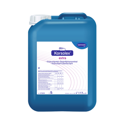 Een blauwe 5-liter container met "Hartmann Korsolex® extra instrumentendesinfectie van Paul Hartmann AG" met op het etiket de merknaam en medische gebruiksinstructies.