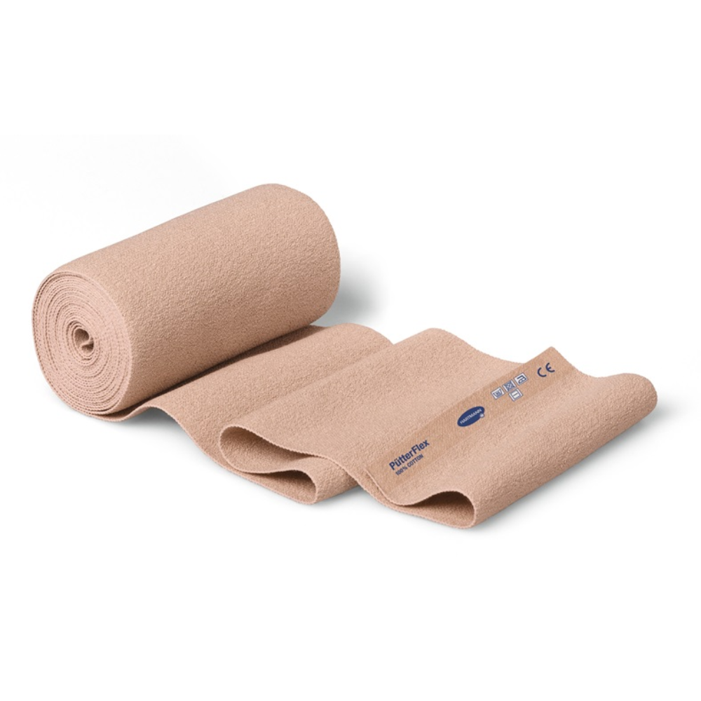 Twee beige, opgerolde elastische Hartmann PütterFlex verbanden met blauwe etiketten, die de merk- en certificeringssymbolen van Paul Hartmann AG tonen, gerangschikt op een witte achtergrond.