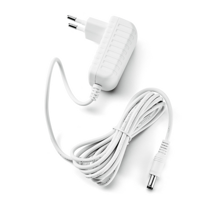De Paul Hartmann AG Veroval AC/DC Adapter P1 heeft links een witte, tweepolige stekker en rechts een lange, opgerolde kabel met cilindrische aansluiting. Zijn geribbelde zijkanten bieden grip en maken hem ideaal voor de stroomvoorziening van apparaten zoals de Veroval bovenarm-bloeddrukmeter.