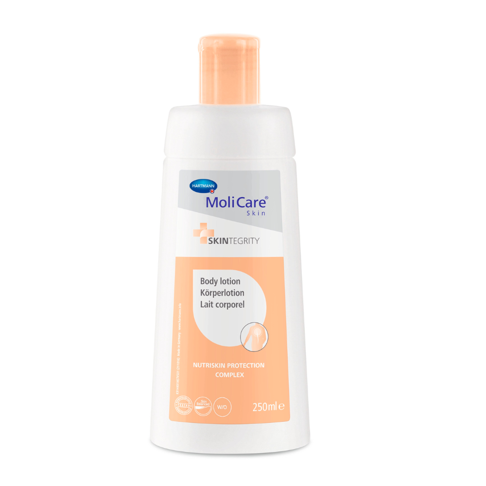 Een fles MoliCare® Skin bodylotion van Paul Hartmann AG met pompdispenser, met de opdruk 'lichaamsbescherming', 250 ml grootte, in de kleurcombinaties wit en oranje.
