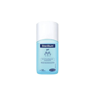 Dit flesje van 35 ml Hartmann Sterillium®-handdesinfectiegel van Paul Hartmann AG heeft een blauw etiket en een witte dop met tekst in een andere taal dan het Engels, evenals het Hartmann-logo met twee omlijnde handen, als teken van de toewijding van het bedrijf aan hygiënische handdesinfectie.
