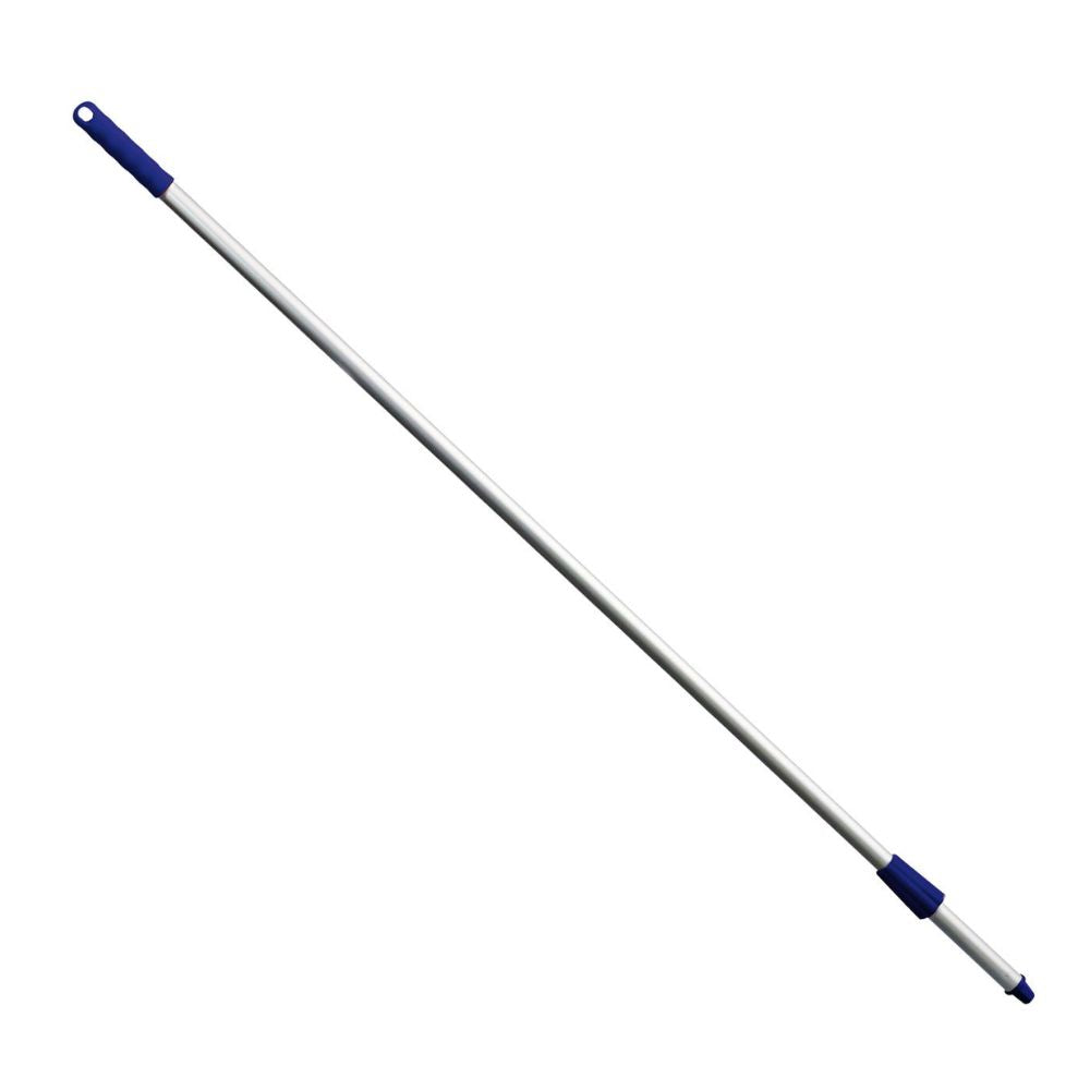 Een bezemsteel METAL DETECT PREMIUM Alustiel 1450 x Ø25 0 van Haug Bürsten KG, HACCP-standaard-conform, heeft aan beide uiteinden blauwe kunststofhandgrepen en leunt schuin tegen een schone witte achtergrond.