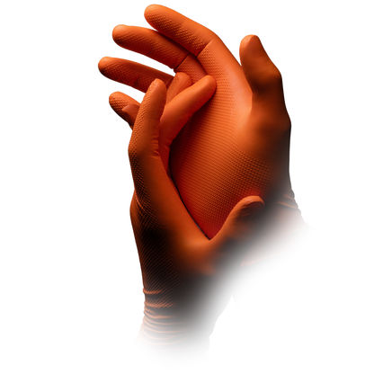 Zwei Hände, die einen orangefarbenen High Grip Einmalhandschuh aus Nitril, ALPHA von AMPri Handelsgesellschaft mbH tragen, werden vor einem schlichten weißen Hintergrund zusammengehalten, wobei der untere Teil in Weiß übergeht.