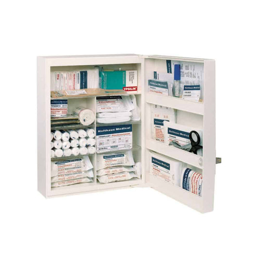 De Holthaus Medical FAMULUS EHBO-kast (leeg) van Holthaus Medical GmbH & Co. KG is een open, ruime EHBO-kast met meerdere planken, die kunnen worden gevuld met diverse medische artikelen zoals verband, gaasrollen, een reanimatiemasker, antiseptische doekjes en pleisters. De overzichtelijke indeling zorgt ervoor dat u in geval van nood alles gemakkelijk kunt vinden en er snel bij kunt. Voor een snelle herkenning is op de deur duidelijk een reddingssymbool aangebracht.